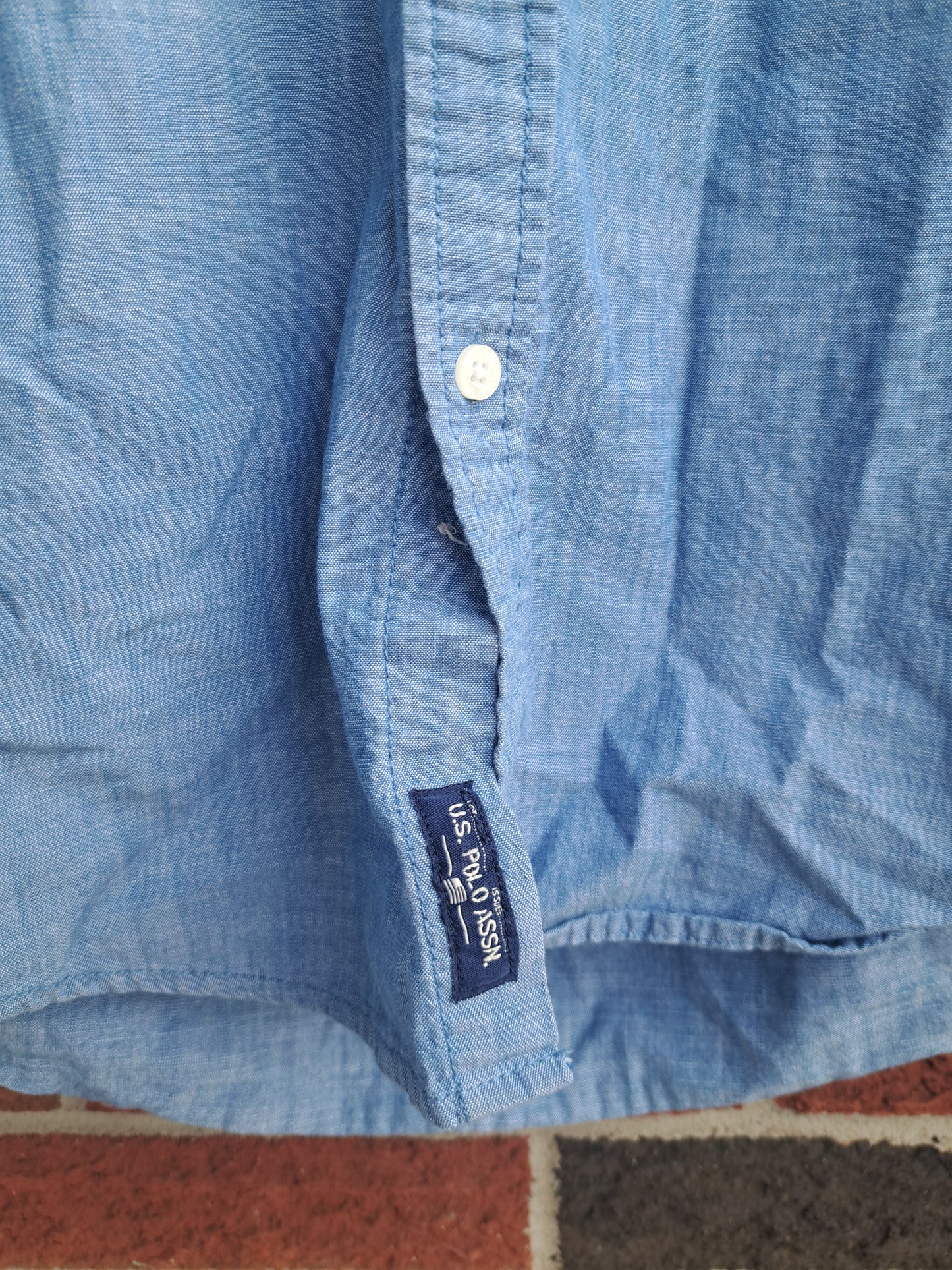 Chemise bleue pâle à manches longues polo