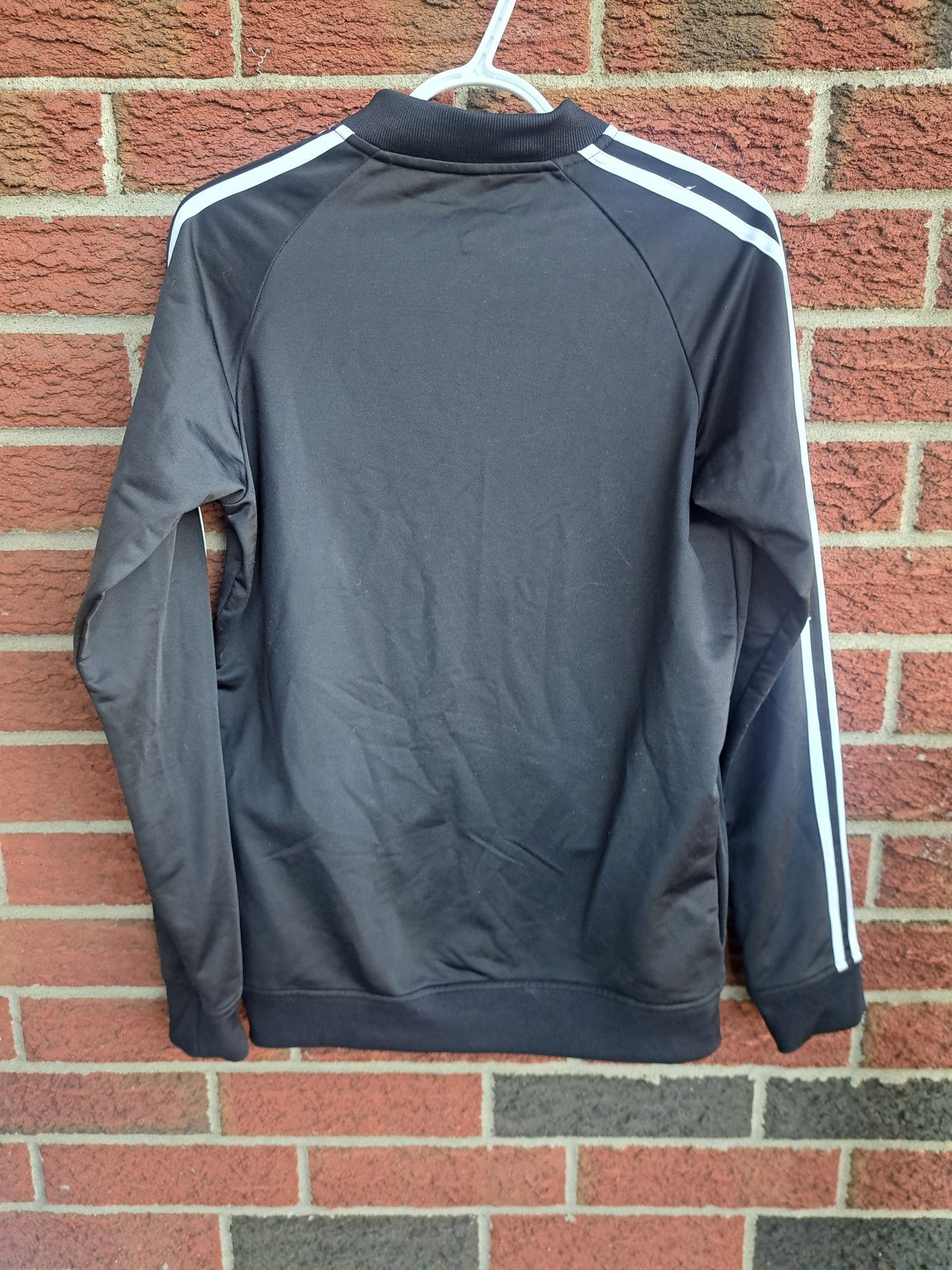 Veste noire avec bandes blanches sur les manches