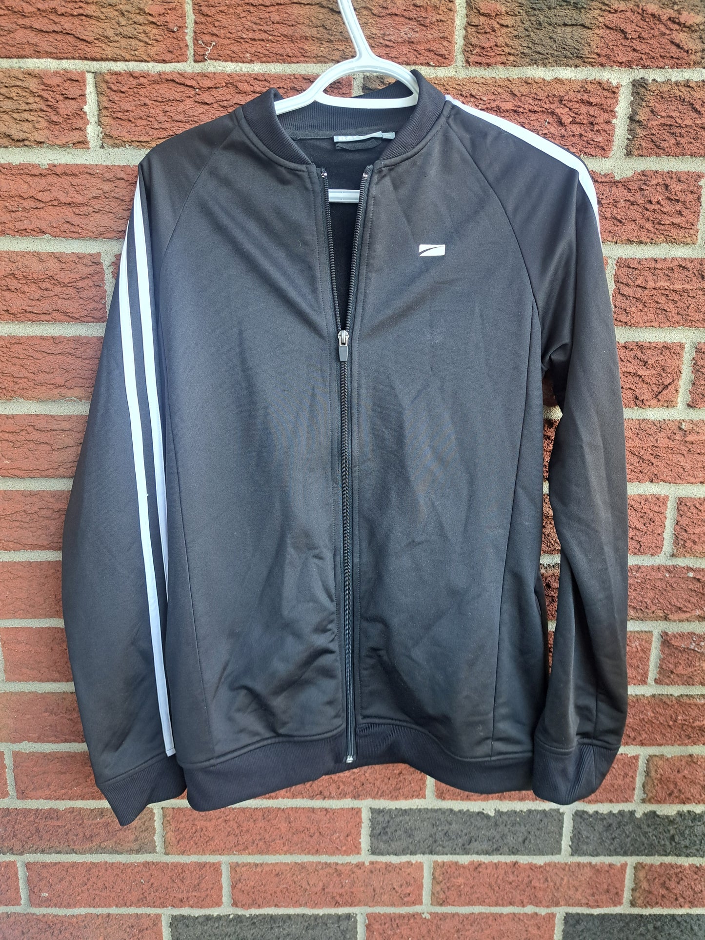 Veste noire avec bandes blanches sur les manches