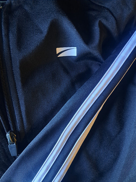 Veste noire avec bandes blanches sur les manches