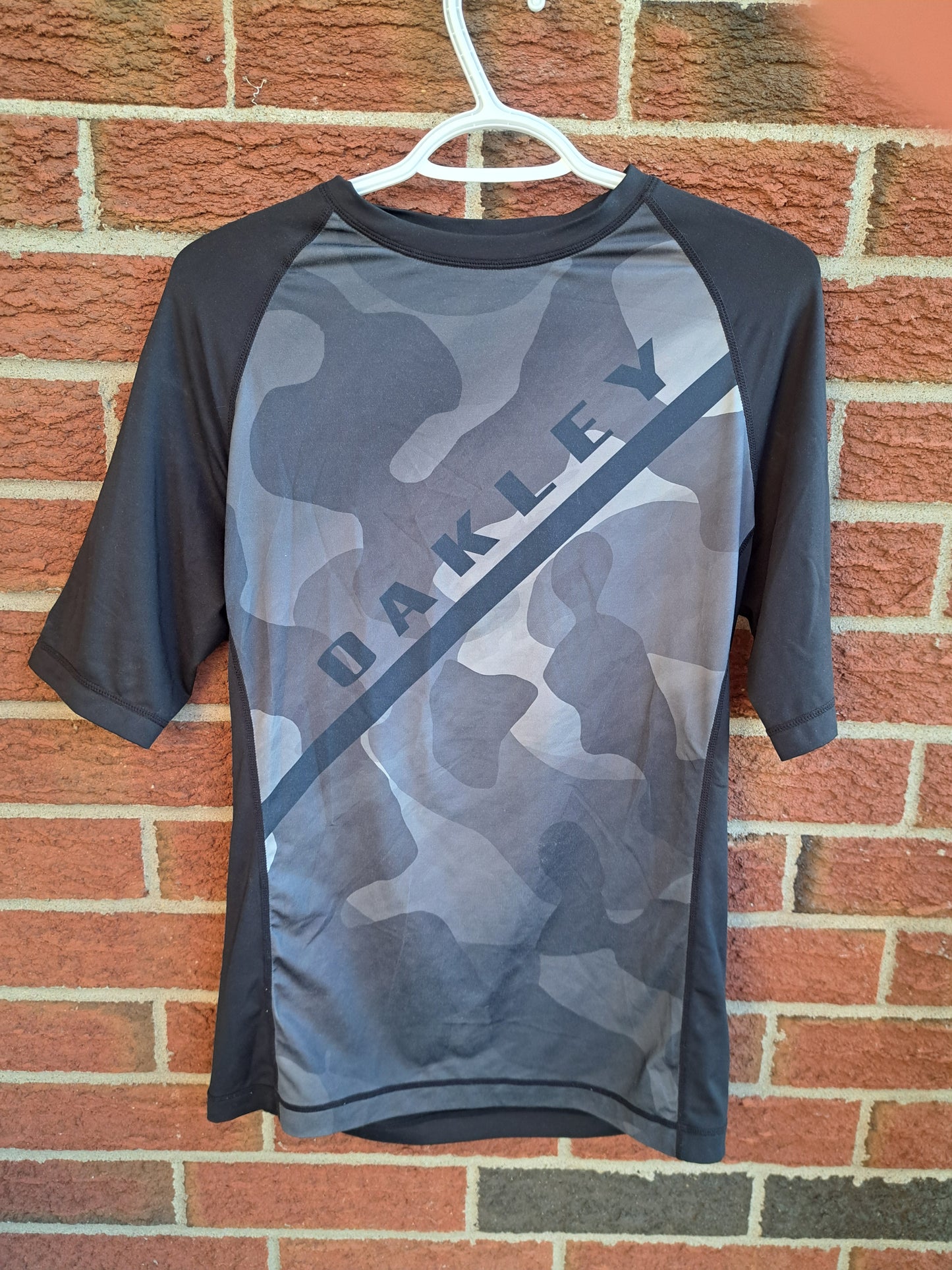 Chandail sport noir avec motifs armée