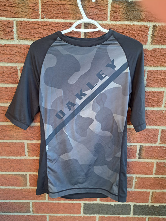 Chandail sport noir avec motifs armée