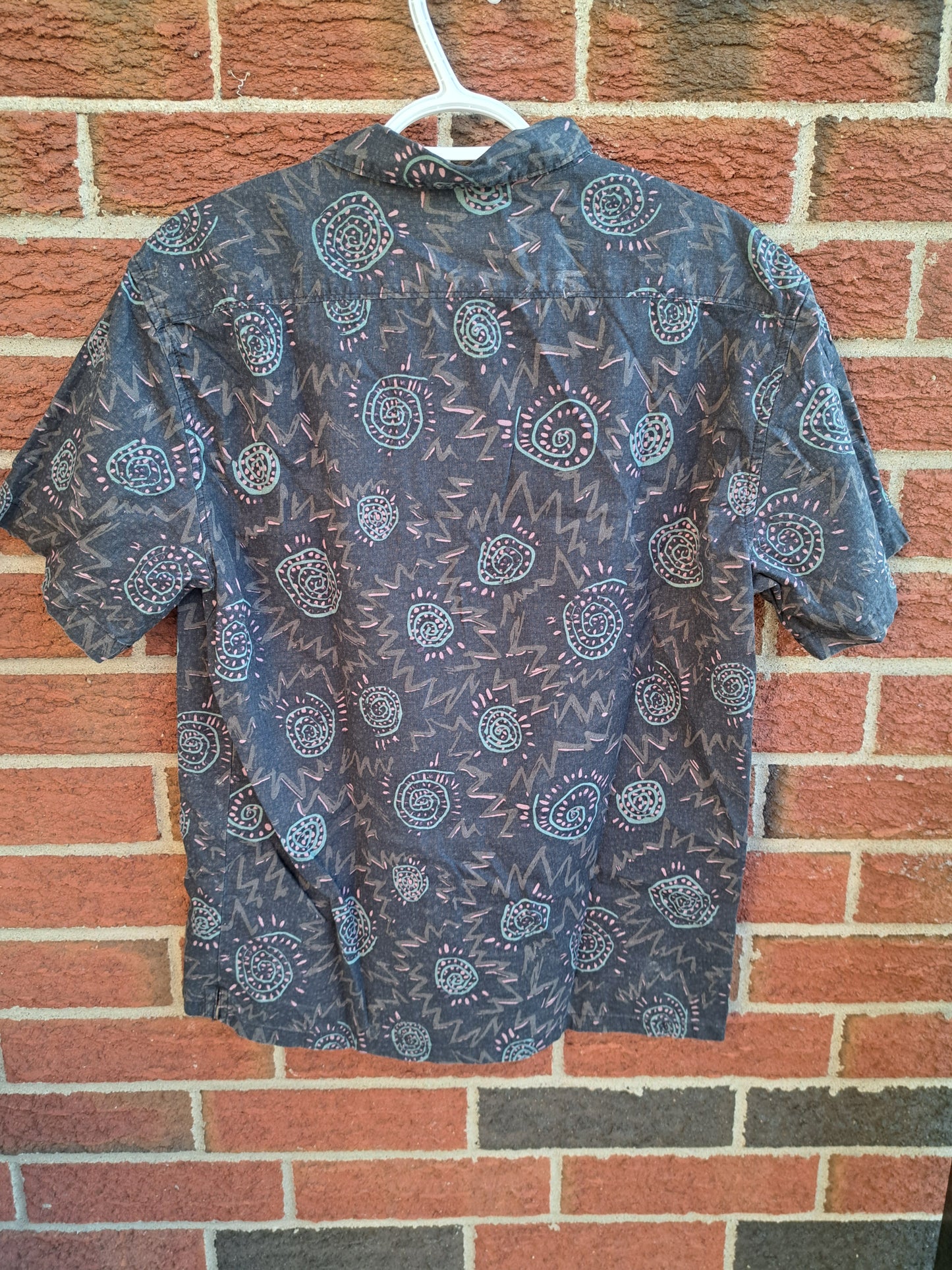Chemise noire à manches courtes motifs spirales