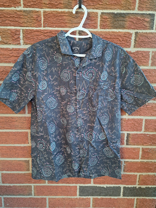 Chemise noire à manches courtes motifs spirales