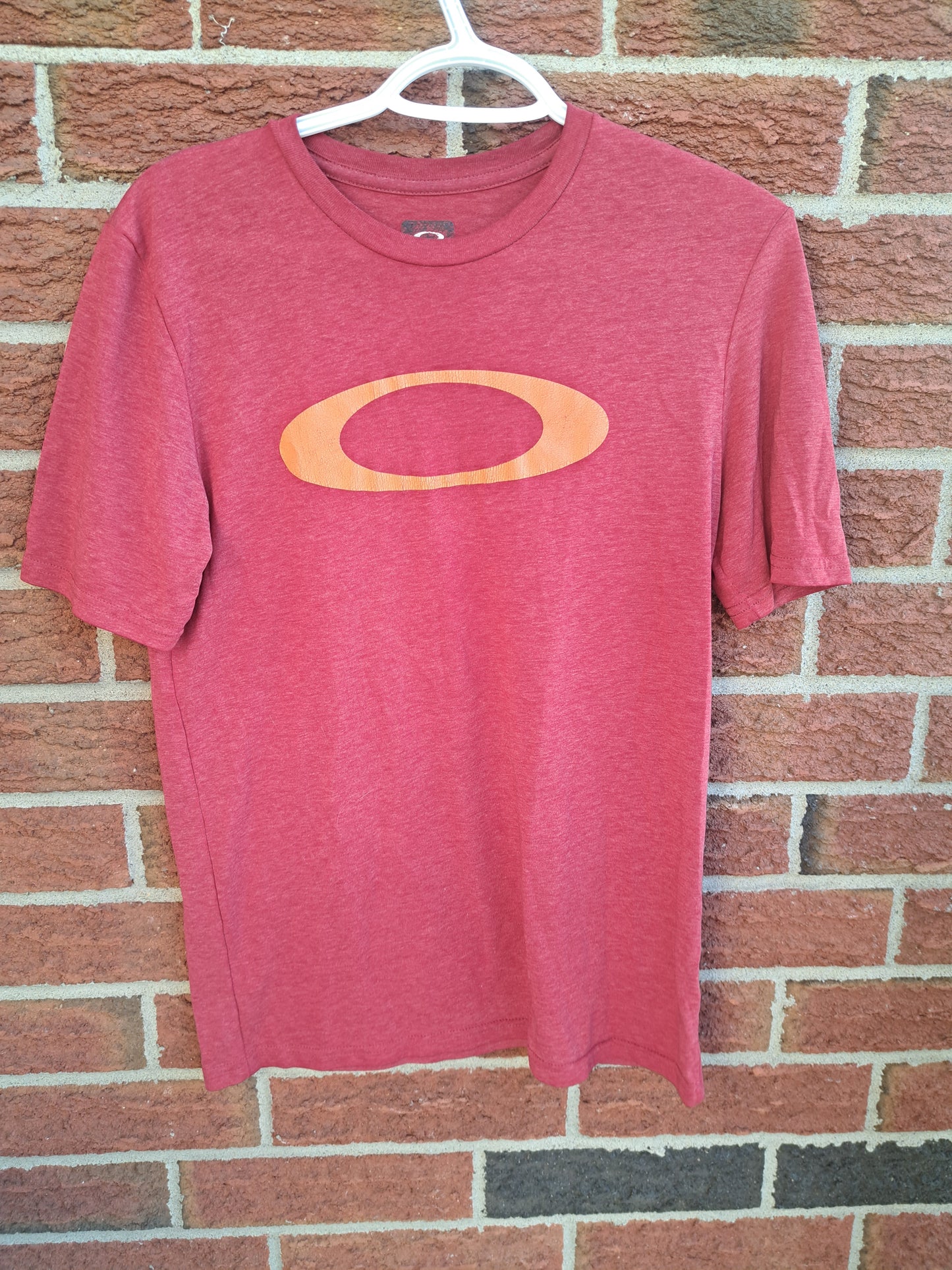 T-shirt rouge avec logo orange