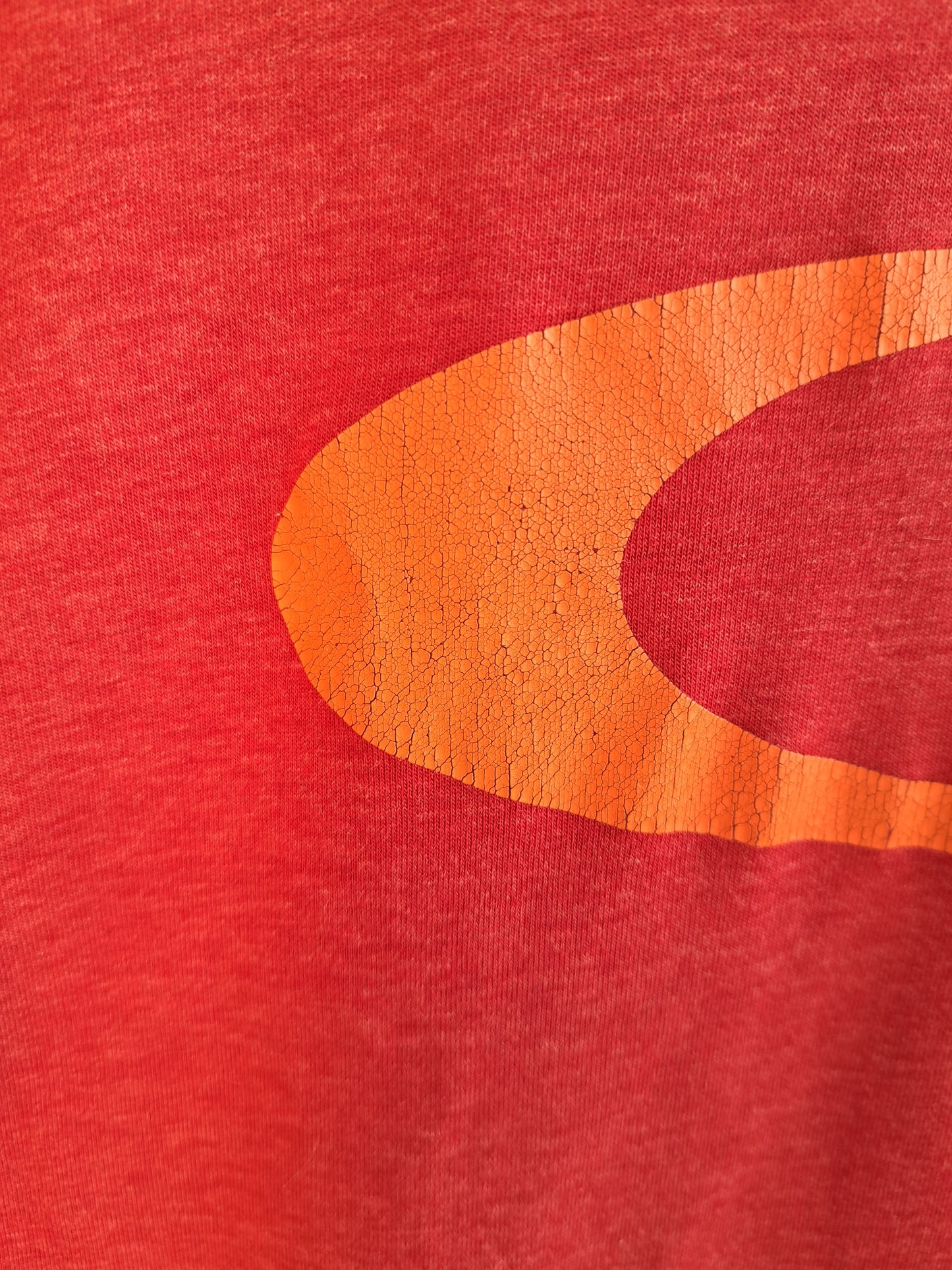 T-shirt rouge avec logo orange