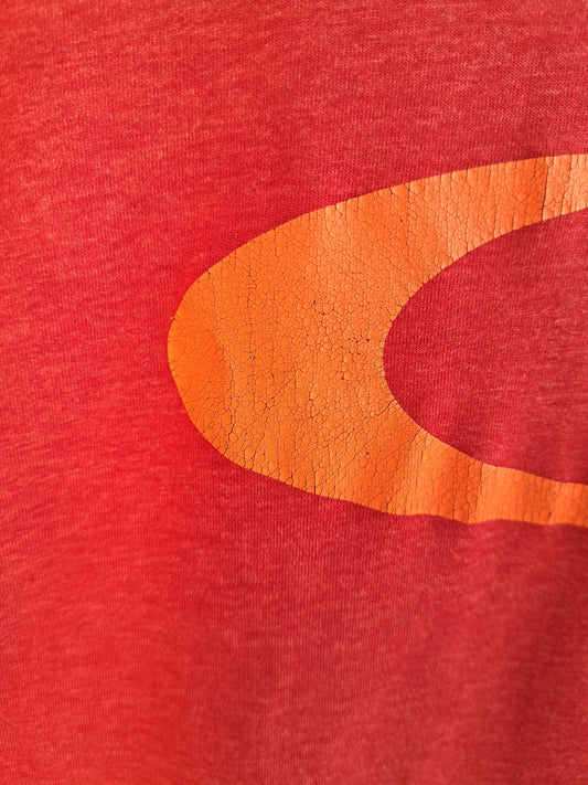 T-shirt rouge avec logo orange