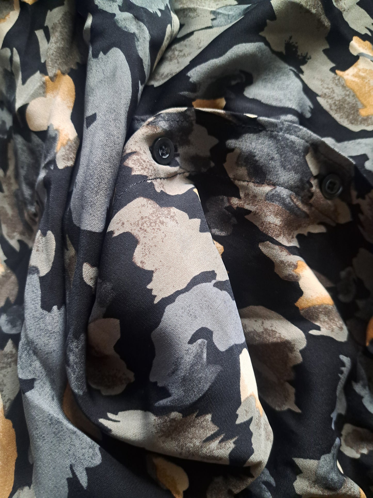 Chemise noire à manches courtes avec motifs gris