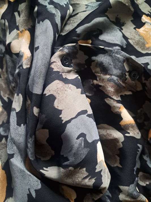 Chemise noire à manches courtes avec motifs gris