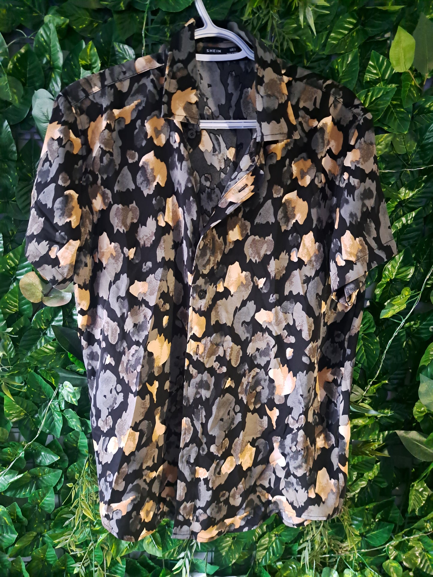 Chemise noire à manches courtes avec motifs gris