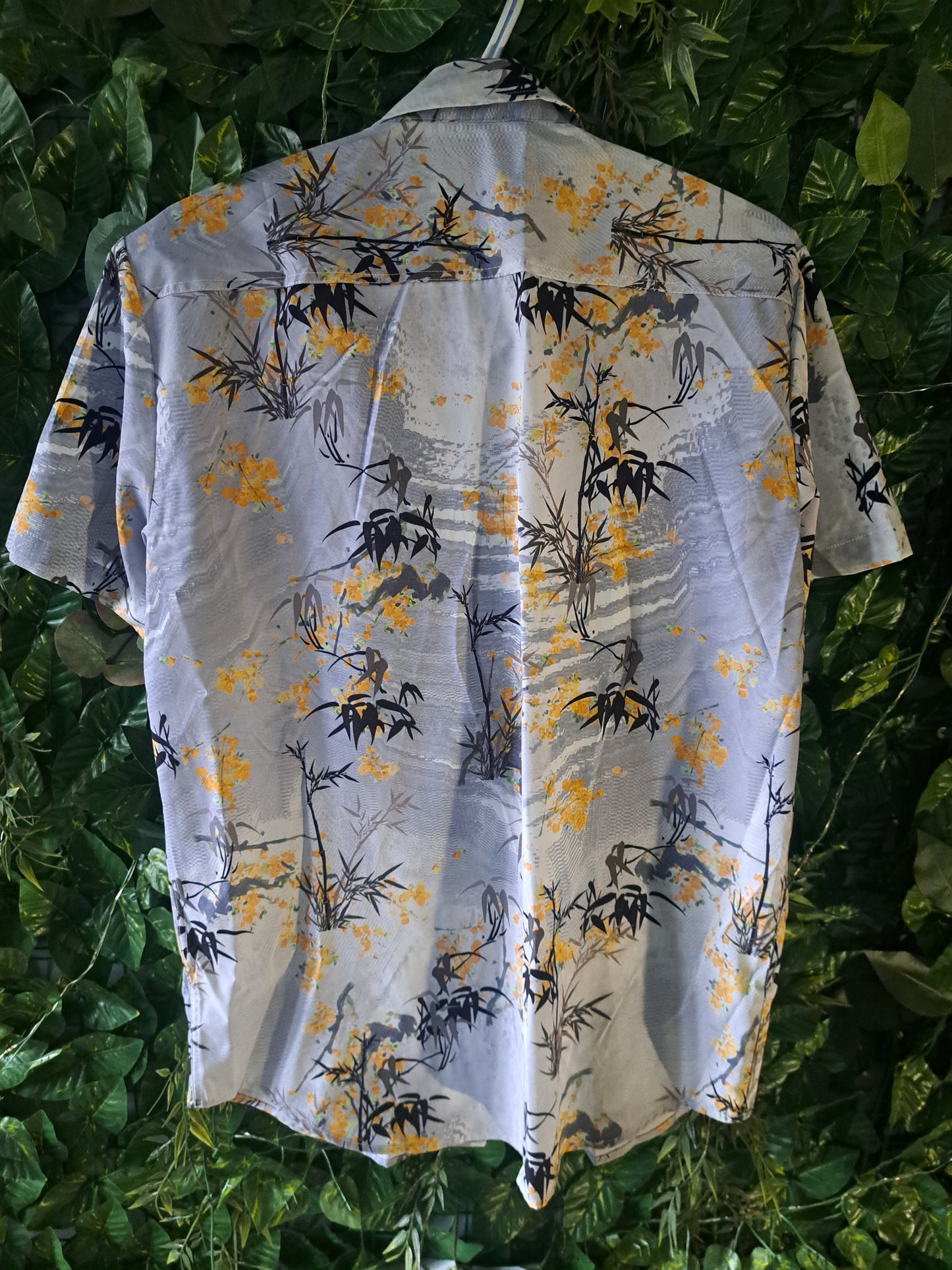 Chemise grise pâle avec motifs jaunes, manches courtes