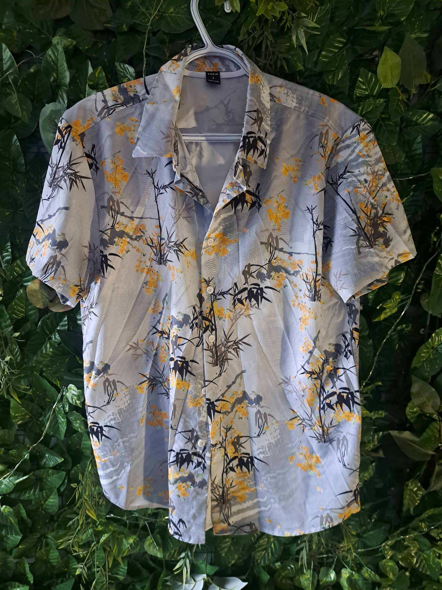 Chemise grise pâle avec motifs jaunes, manches courtes