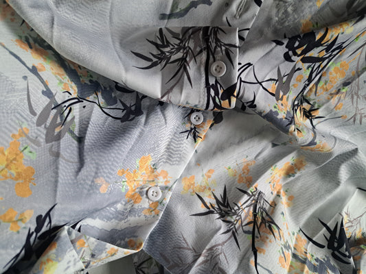 Chemise grise pâle avec motifs jaunes, manches courtes