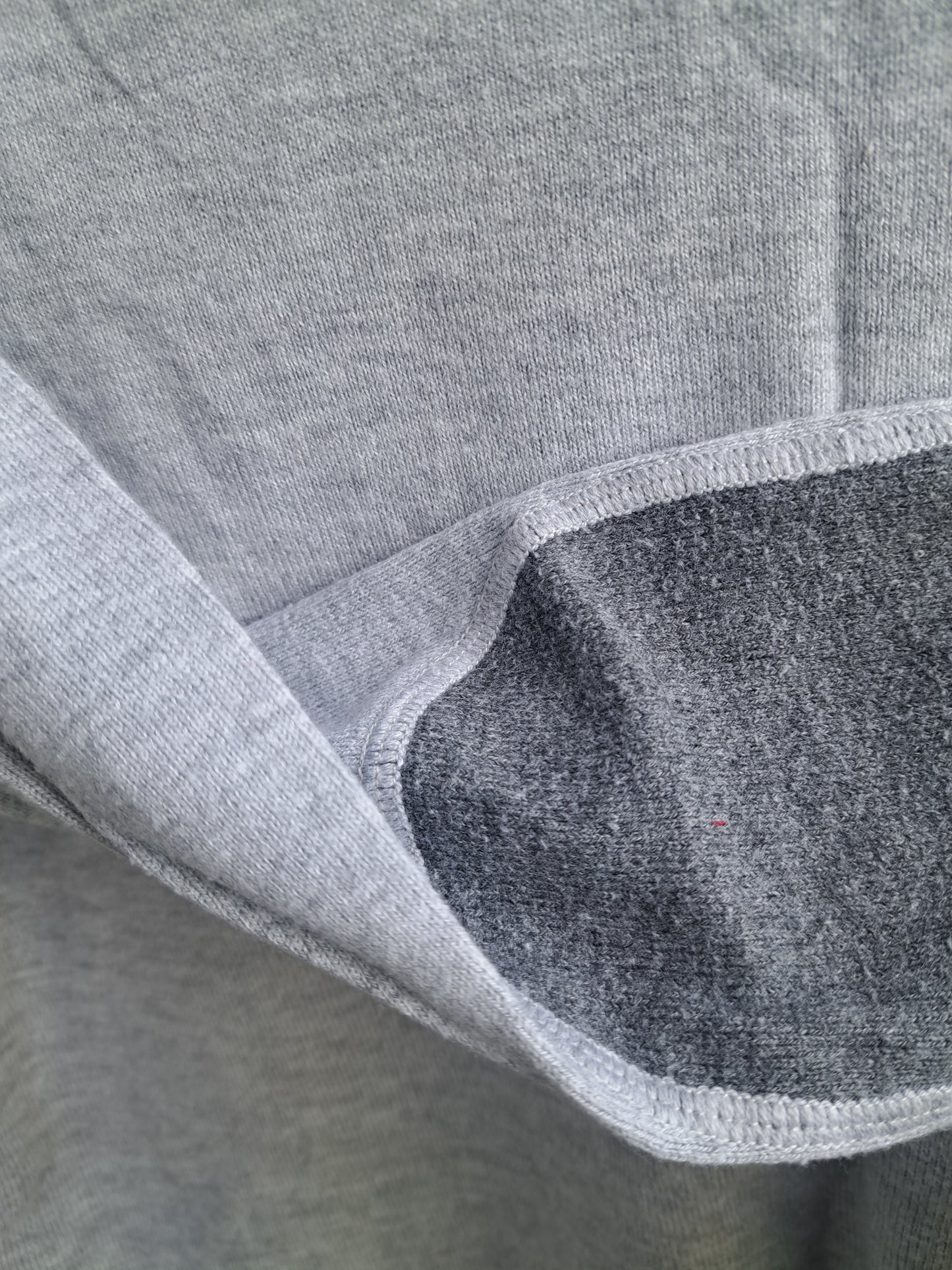 Chandail à manches longues gris pâle avec patchs aux coudes