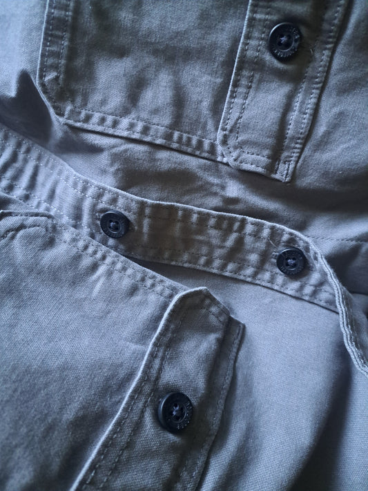 Veste-chemise grise Hollister avec boutons noirs