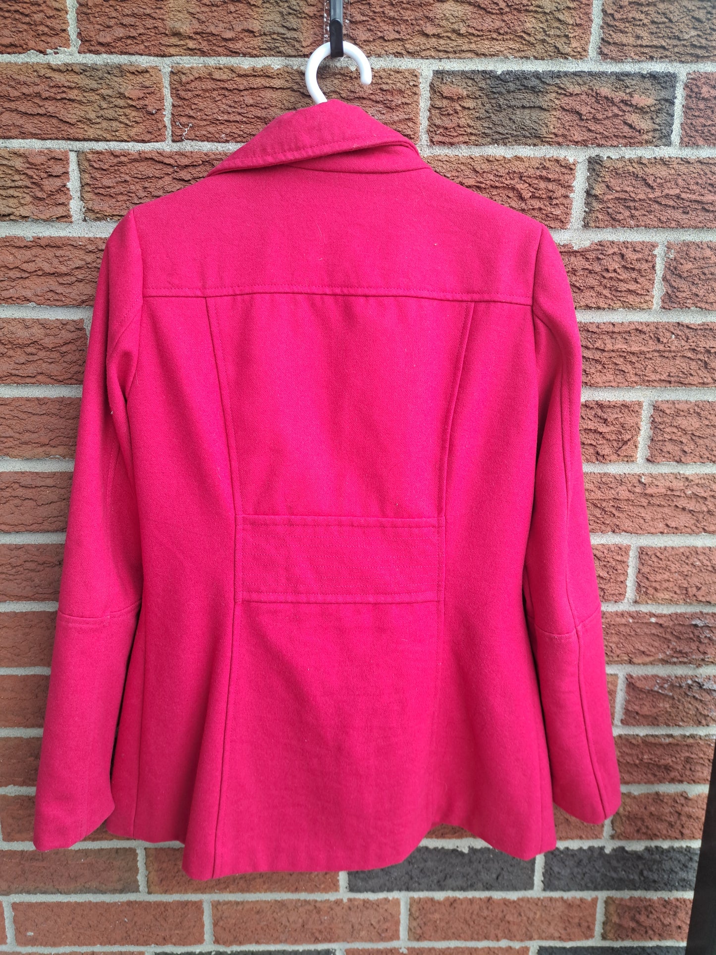 Manteau rose avec boutons et poches