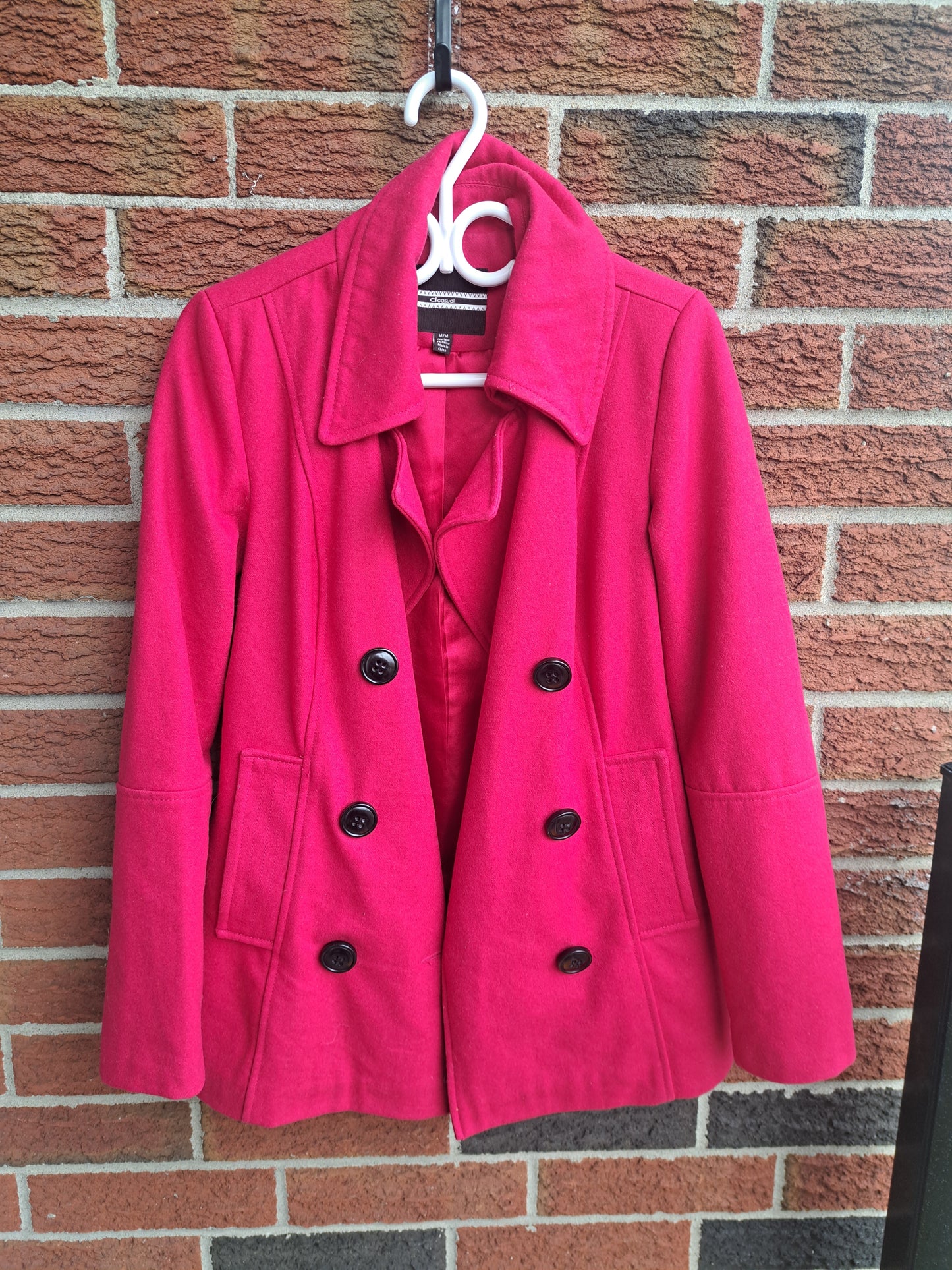 Manteau rose avec boutons et poches