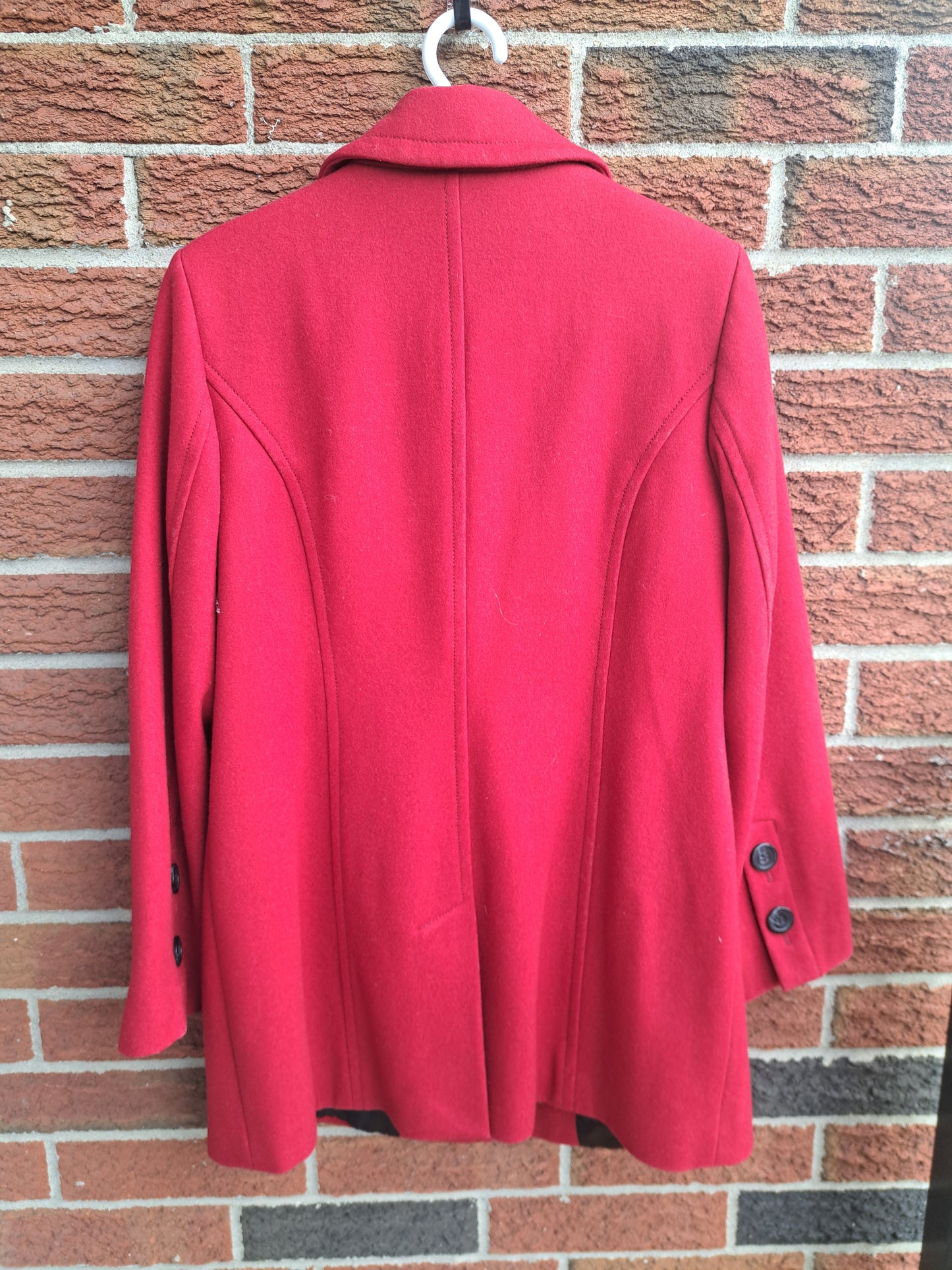 Manteau rouge avec boutons et poches
