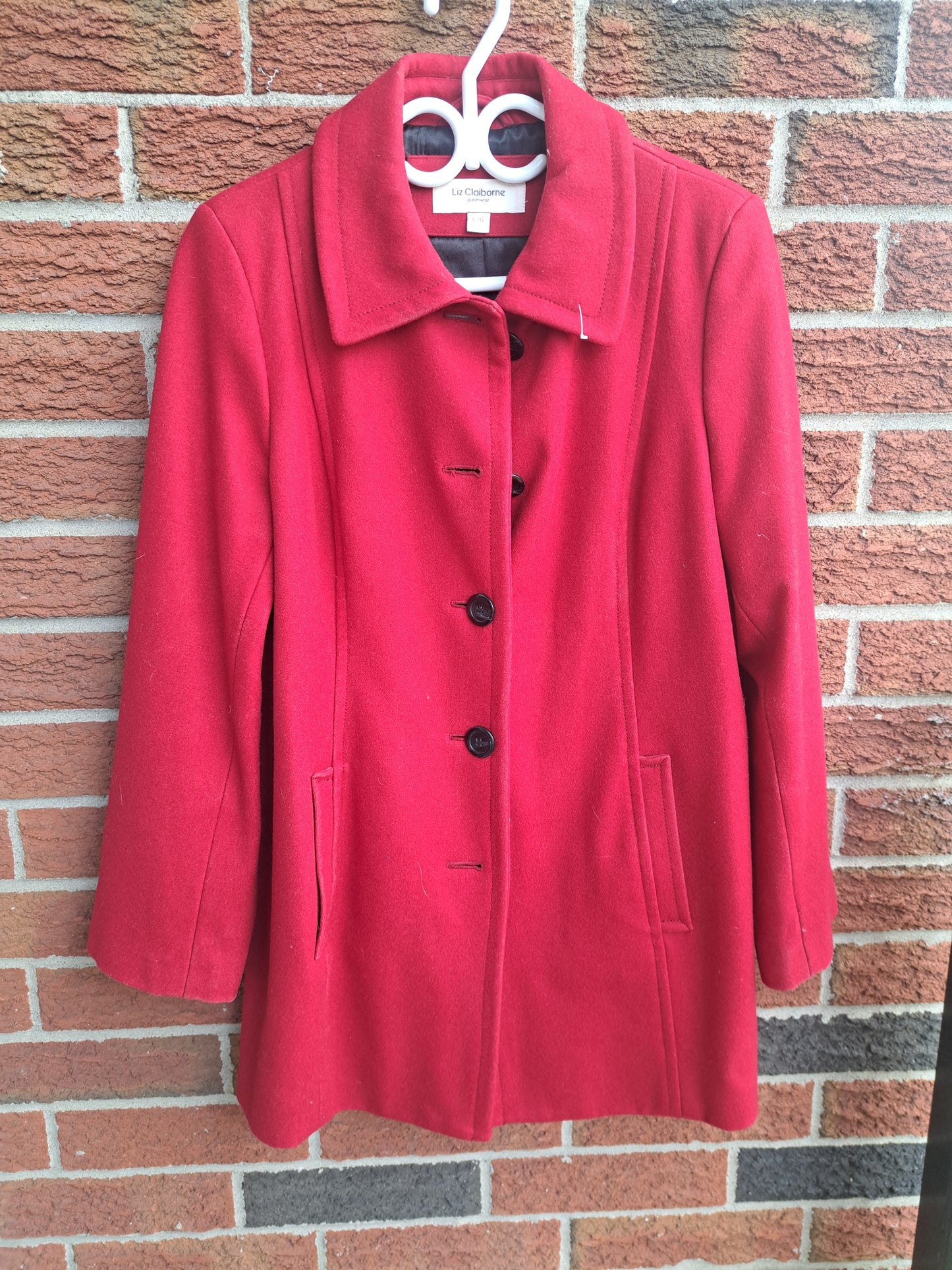 Manteau rouge avec boutons et poches