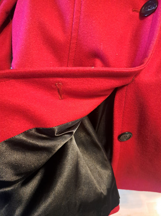 Manteau rouge avec boutons et poches