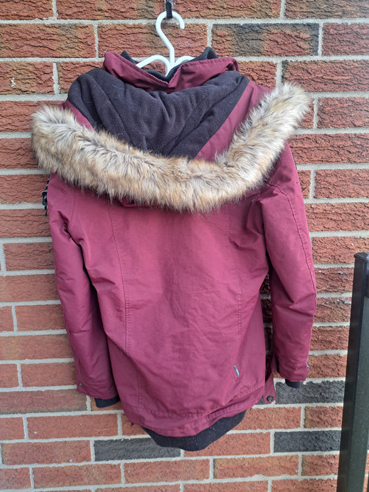 Manteau d'hiver rouge foncé avec gros capuchon