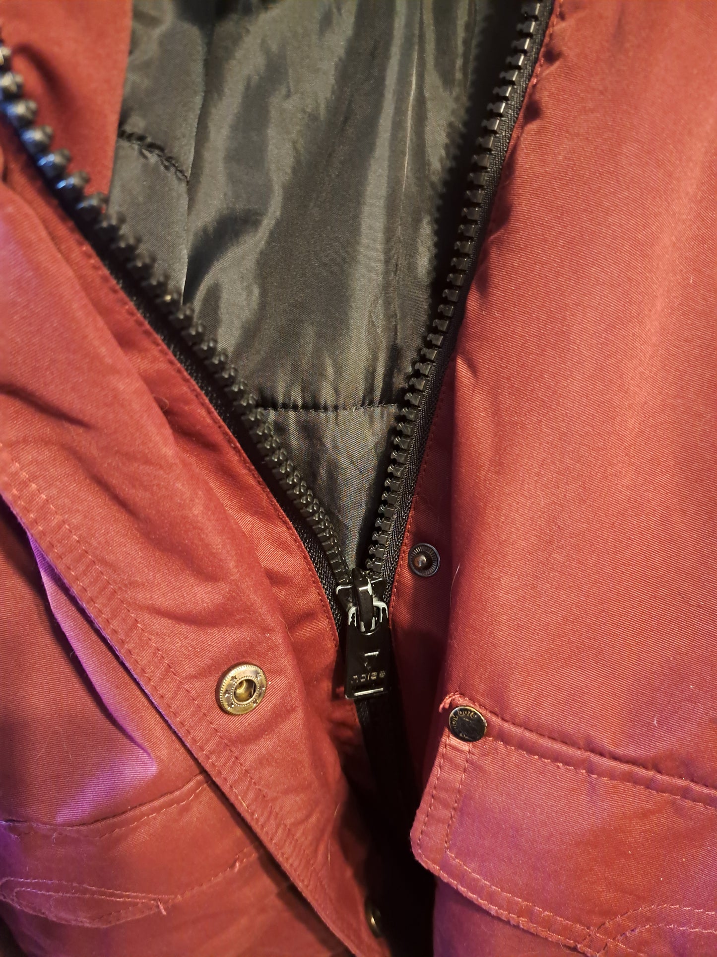Manteau d'hiver rouge foncé avec gros capuchon