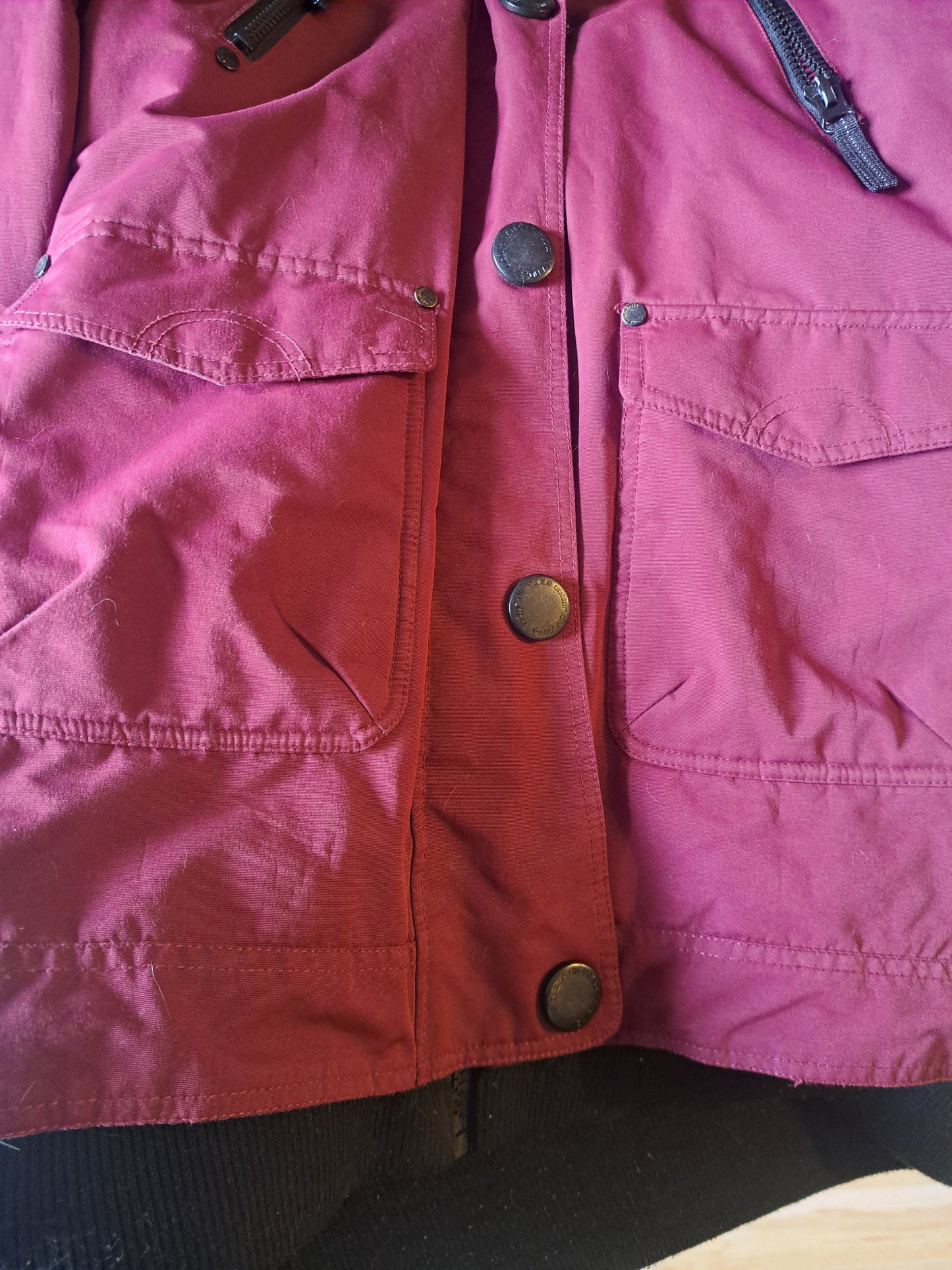 Manteau d'hiver rouge foncé avec gros capuchon