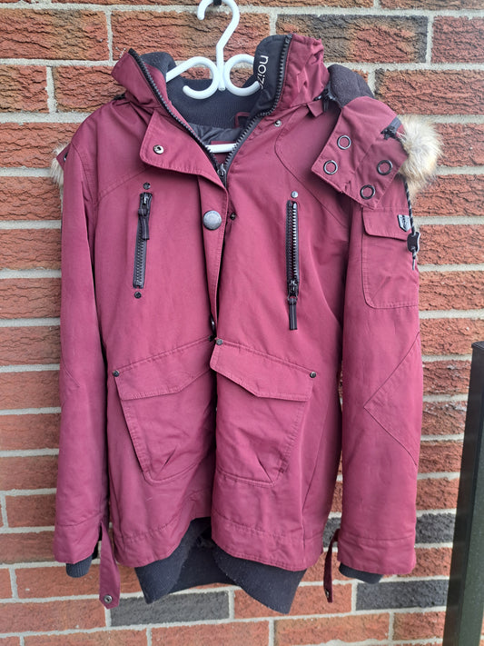 Manteau d'hiver rouge foncé avec gros capuchon