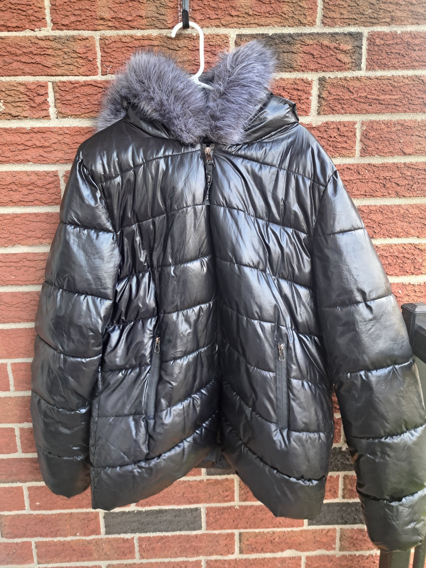 Manteau noir avec grand capuchon