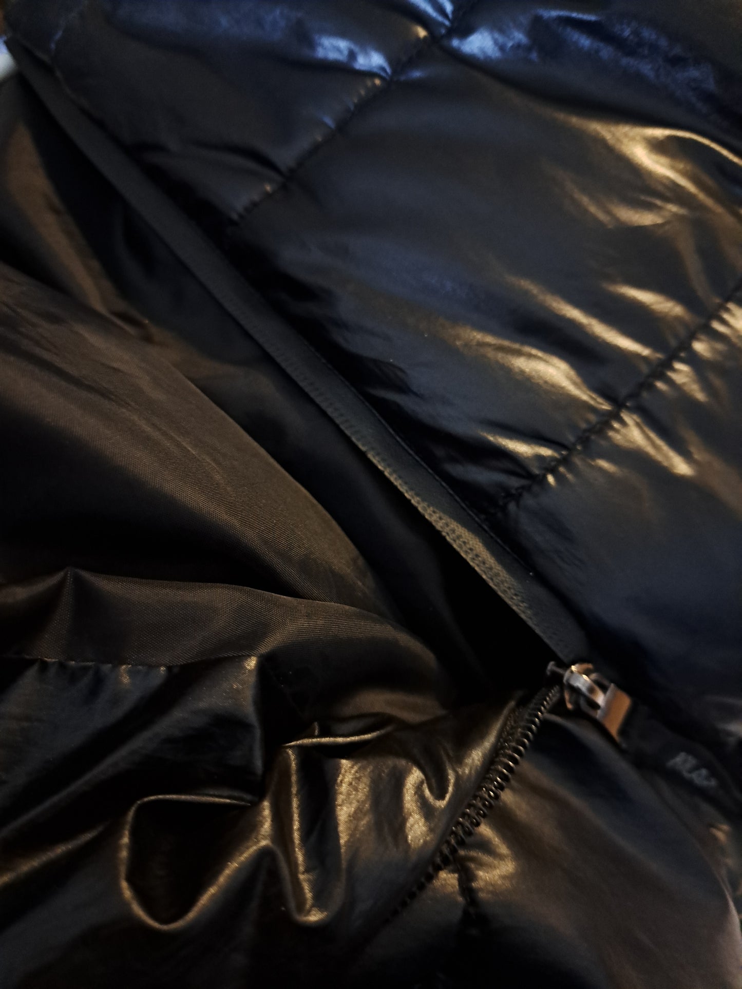 Manteau noir avec grand capuchon