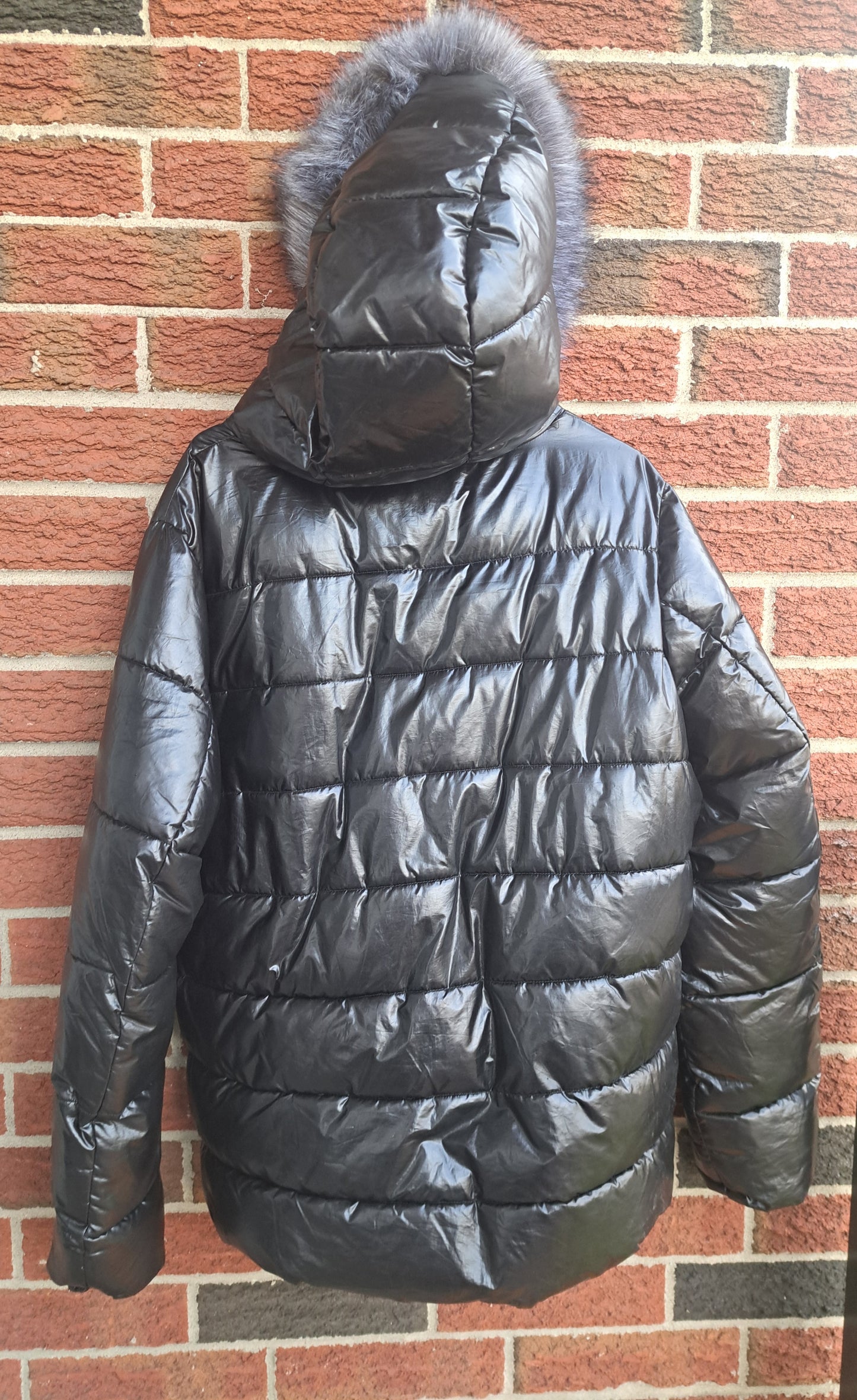 Manteau noir avec grand capuchon