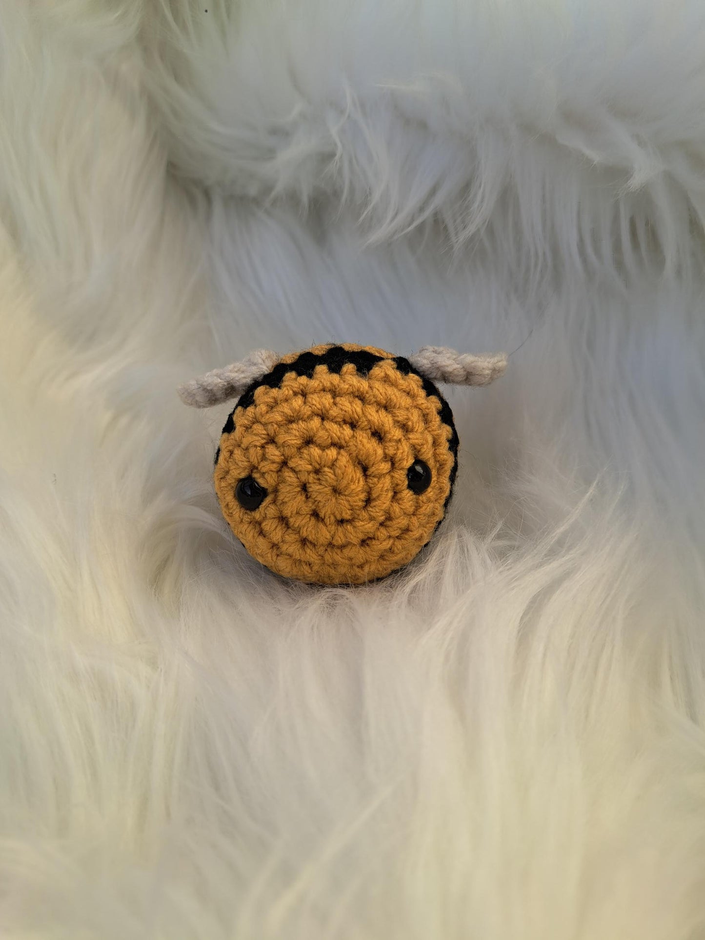 Petite abeille tricotée à la main
