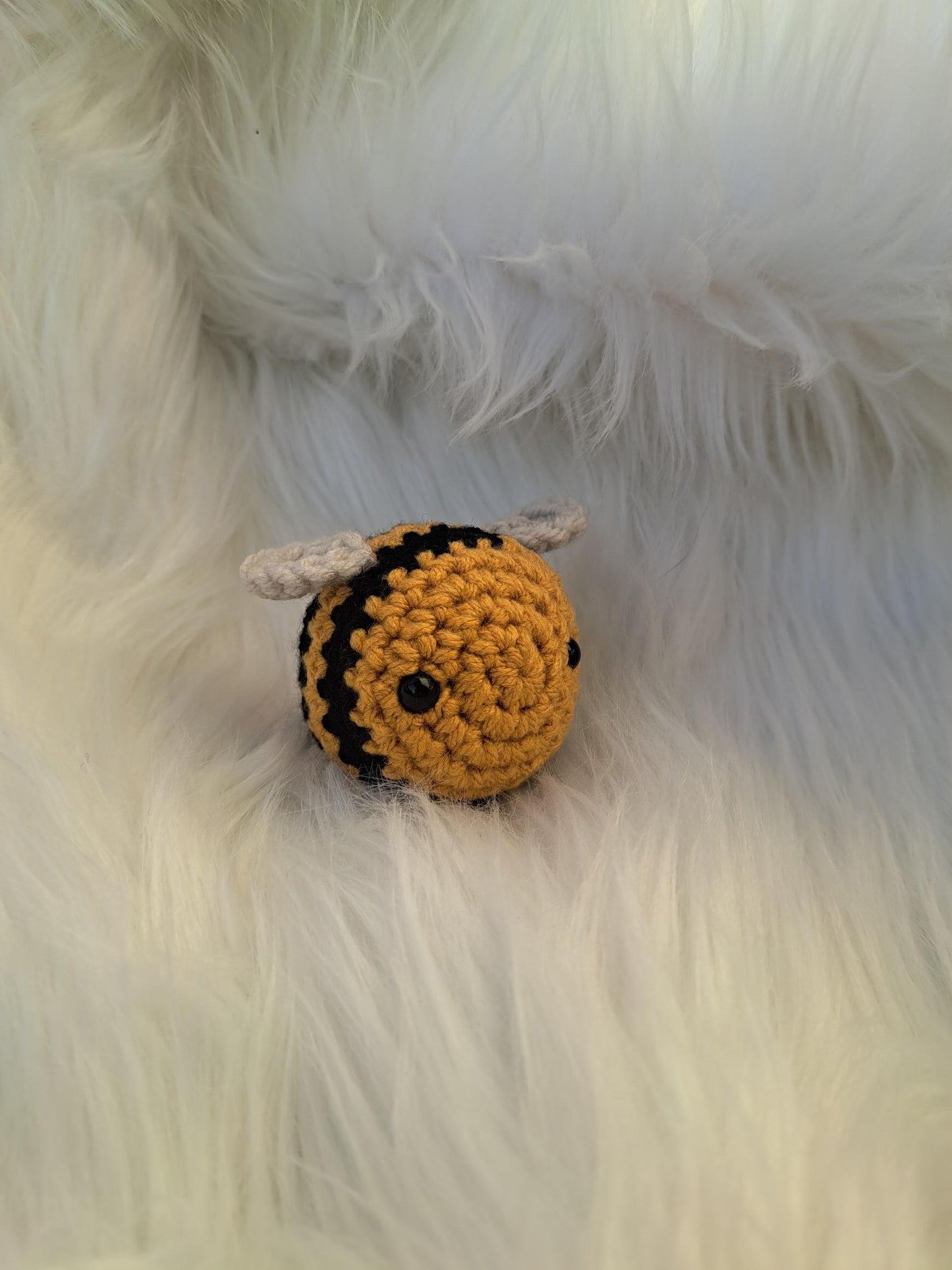 Petite abeille tricotée à la main