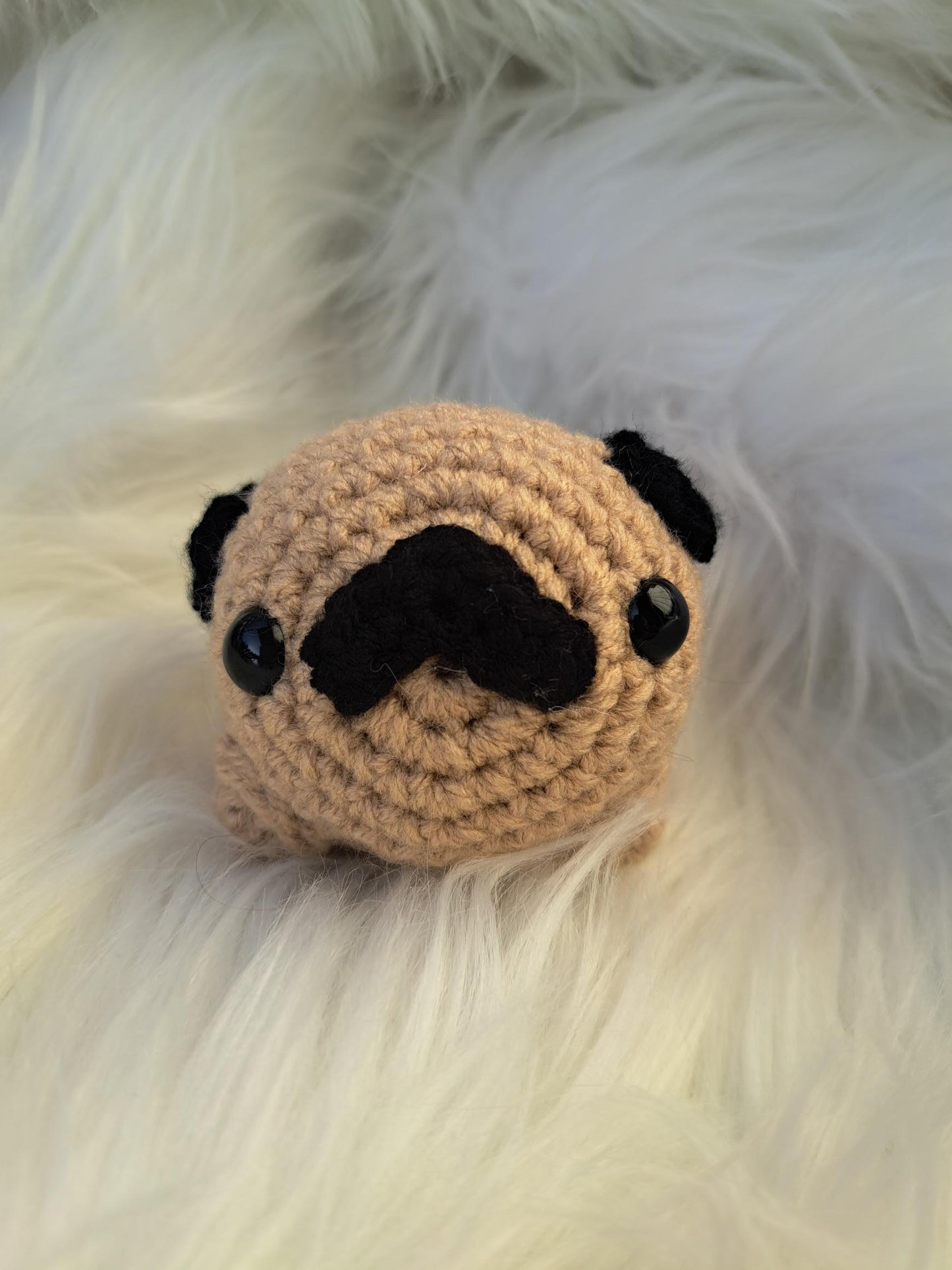 Pug en tricot fait à la main