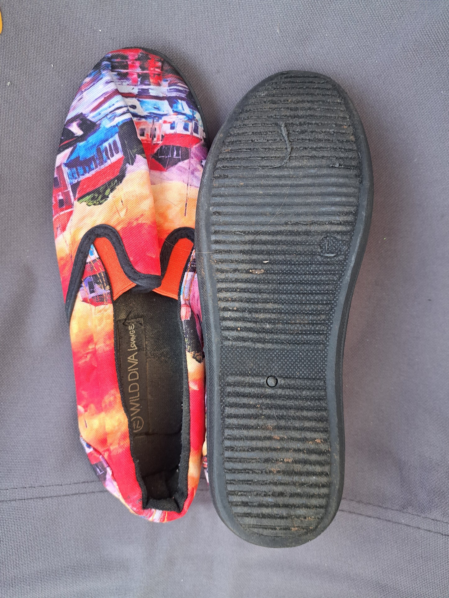 Chaussure rouge avec motifs
