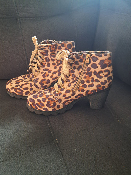 Botte à talons carrés motifs leopard