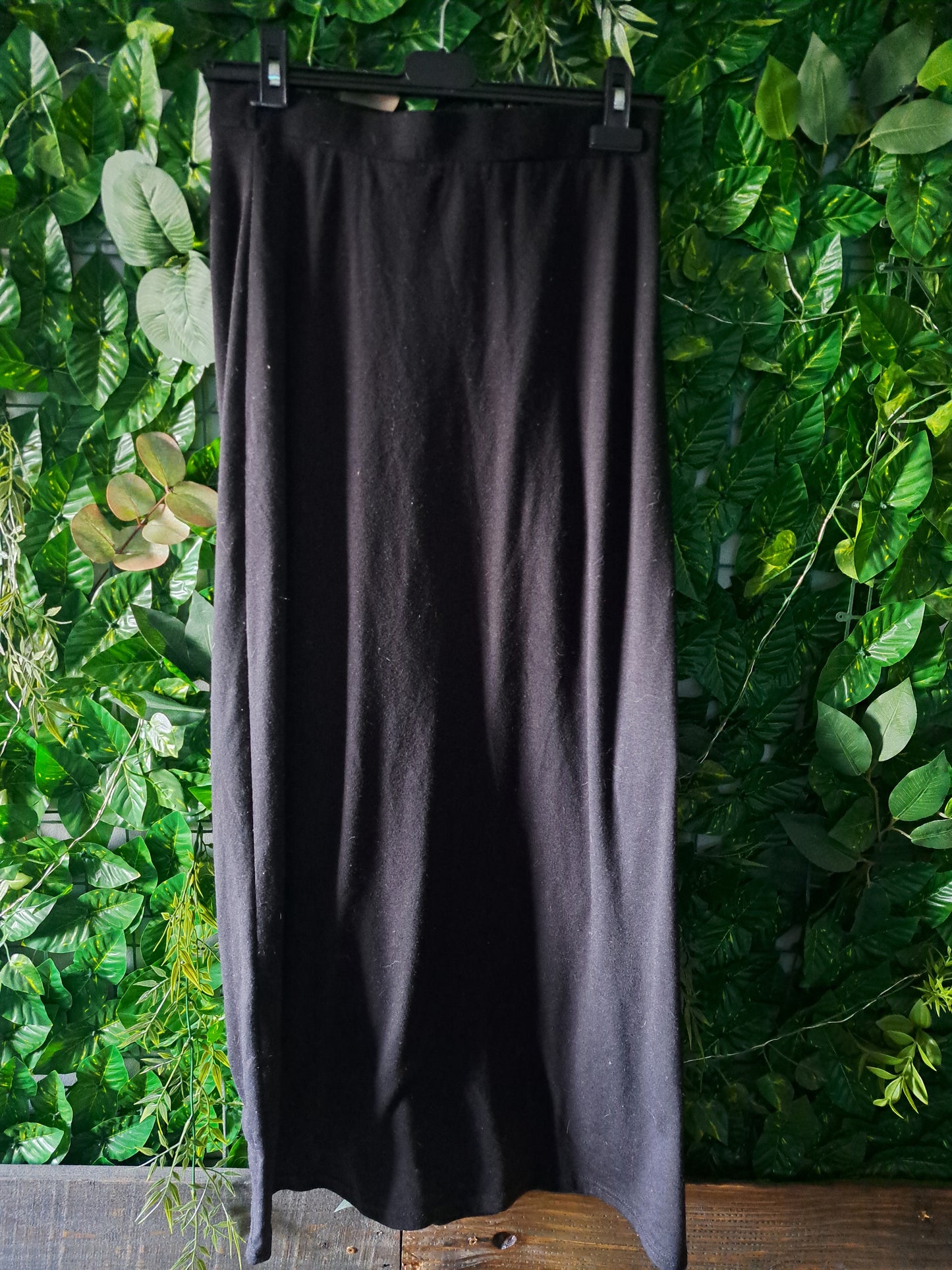 Jupe noire mi-longue élastique à la taille
